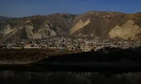 ارزشمندترین سنگ دنیا زیر پای مردم فقیر این روستا