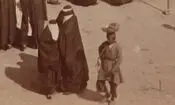 سفر در زمان؛ «زنان تهرانی» در حال خرید کردن جلوی صحن مسجد سپهسالار؛ 135 سال قبل 