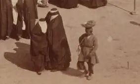 سفر در زمان؛ «زنان تهرانی» در حال خرید کردن جلوی صحن مسجد سپهسالار؛ 135 سال قبل 