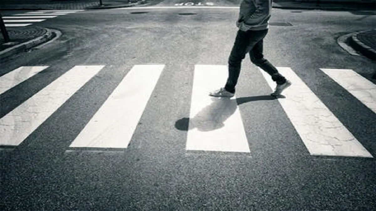 واکنش یک پسر جوان در برخورد با راننده خلافکار/ ویدئو