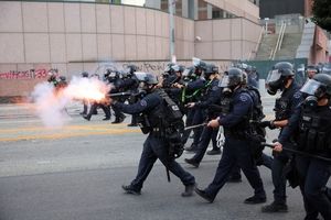 شلیک گلوله پلاستیکی به خبرنگار شبکه ۹ استرالیا در لس‌آنجلس هنگام گزارش از درگیری ها/ ویدئو