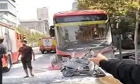 تصادف یک اتوبوس‌ بی‌.آر.تی تهران با ۷ خودرو و موتور در خیابان ولی‌عصر
