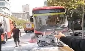 تصادف یک اتوبوس‌ بی‌.آر.تی تهران با ۷ خودرو و موتور در خیابان ولی‌عصر