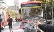تصادف یک اتوبوس‌ بی‌.آر.تی تهران با ۷ خودرو و موتور در خیابان ولی‌عصر