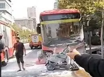تصادف یک اتوبوس‌ بی‌.آر.تی تهران با ۷ خودرو و موتور در خیابان ولی‌عصر