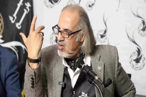 اگر می گویی مرگ بر آمریکا نباید از محصولات و فناوری آنها هم استفاده کنی/ موبایل قرار بود دهه 70 بسازیم اما نتوانستیم رقابت کنیم/ فقط مصرف کننده ایم، چرا قیافه می گیریم؟!/  ویدئو