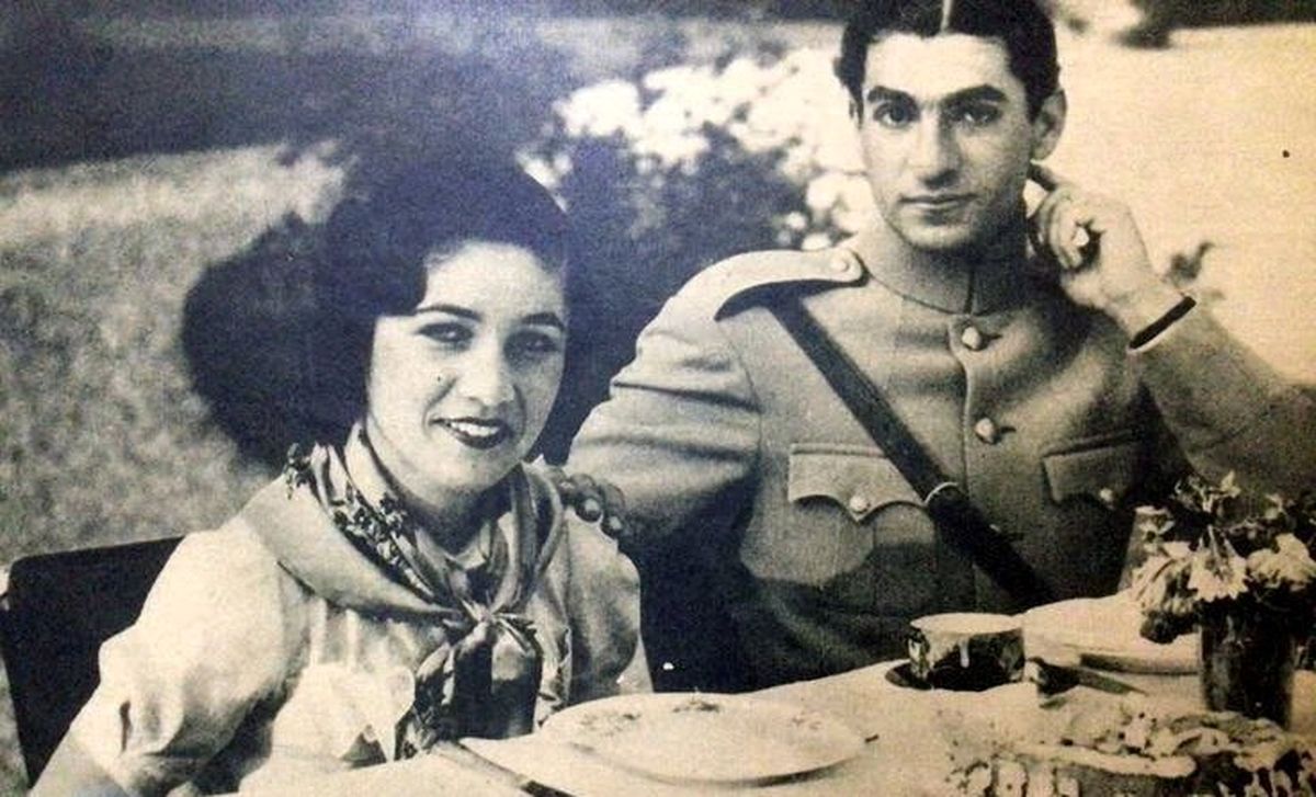 عکس زیرخاکی از محمدرضا پهلوی و همه زنان و دختران دربار