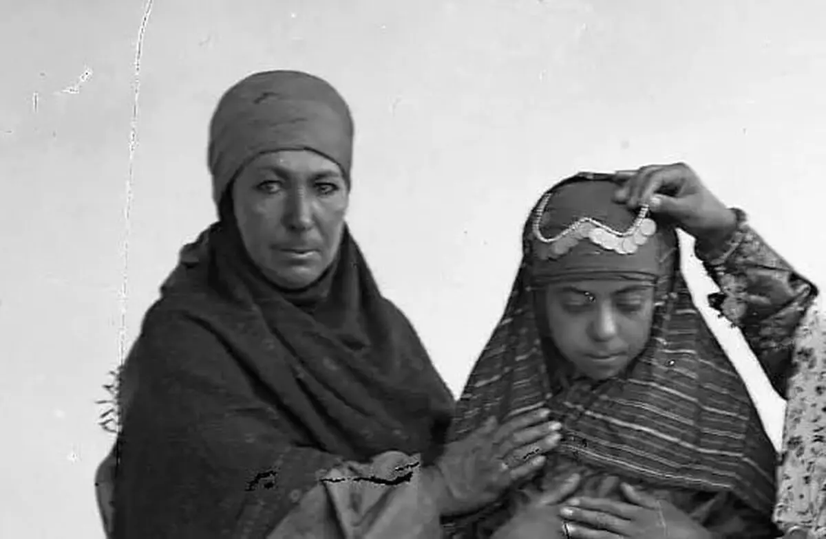سفر در زمان؛ تصویر رنگی‌شده از آرایش عروس نوجوان در دوران قاجار 