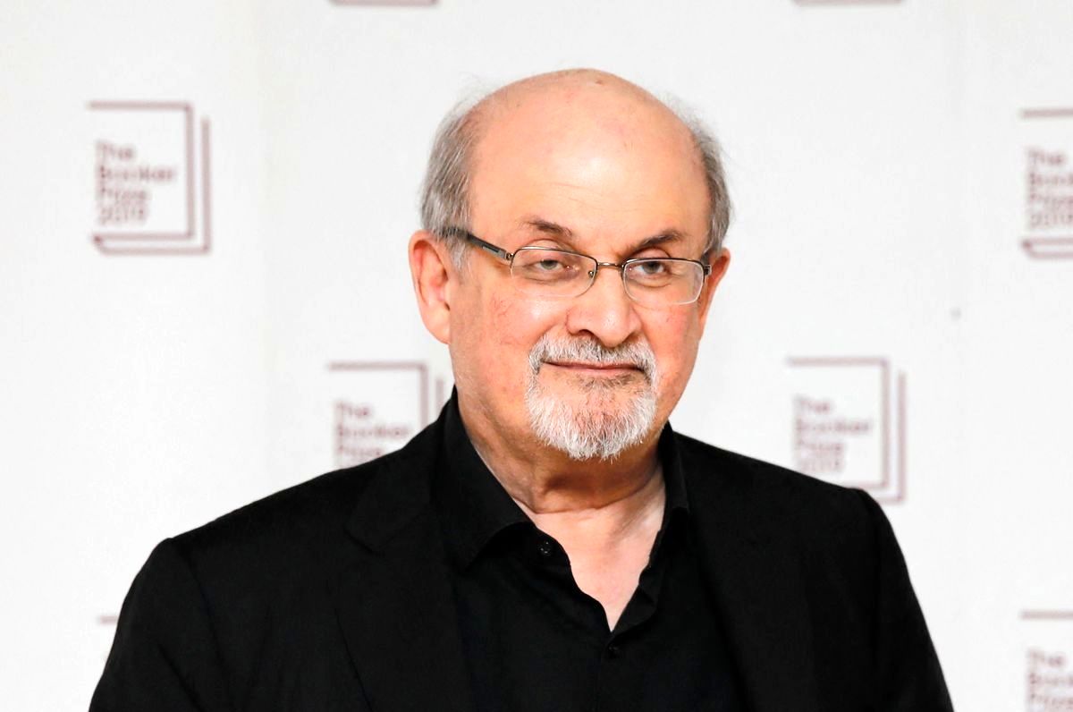 مدیر برنامه «سلمان رشدی»، کوری یک چشم او را تایید کرد


