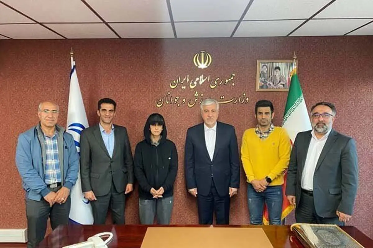 وزیر ورزش: در جلسه‌ام با خانم رکابی یک تار موی وی بیرون نبود و 2 کلاه بر سر داشت/ فرضیه حذف تیم ملی فوتبال ایران بی‌پایه و اساس بود