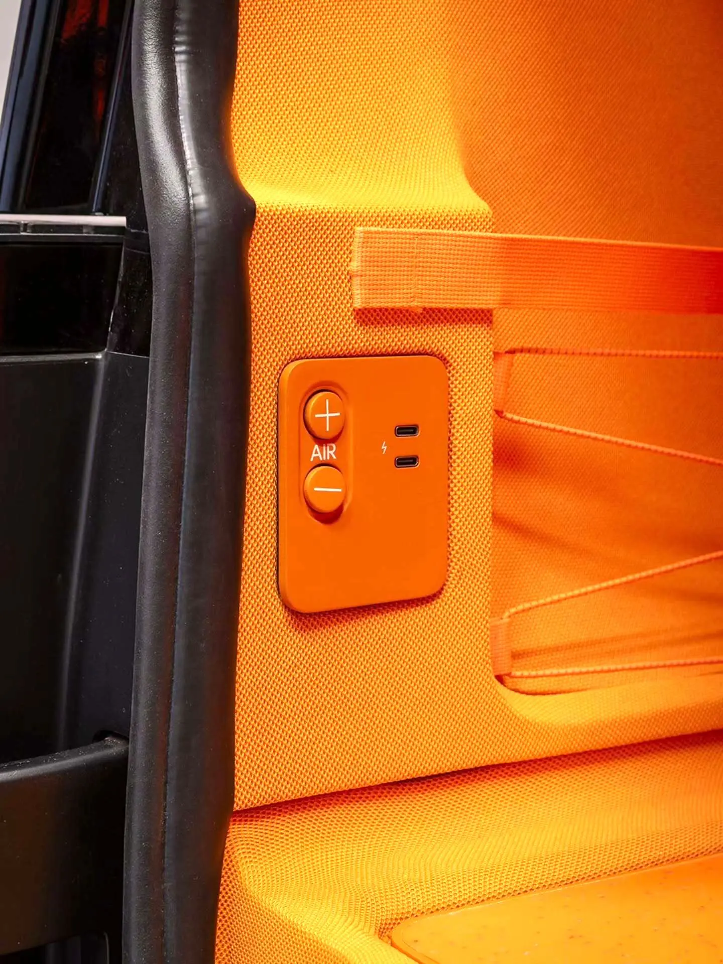 تصاویر رسمی منتشر شده از کانسپت ۲۰۲۵ سیتروئن ELO (Citroen ELO) که یک خودروی کامپکت، همه‌کاره و دارای طراحی نوآورانه با قابلیت تطبیق برای کار، استراحت و بازی است و به عنوان یک مدل «خانه روی چرخ» توسط شرکت سیتروئن معرفی شده است.