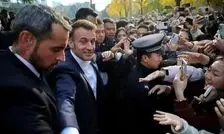 دویدن مکرون به سوی دانشجویان چینی محافظانش را به دردسر انداخت/ ویدئو

