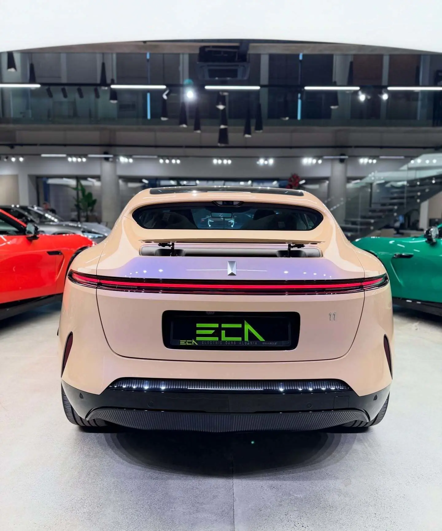 نمای ظاهری خودروی شاسی‌بلند الکتریکی آواتار ۱۱ الترا (AVATR 11 Ultra) به رنگ مشکی با رینگ‌های ۲۱ اینچی و باله عقب فعال.