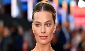 چگونه شلوار جین و کت را به شیوه مارگو رابی ست کنیم؟/ تصاویر