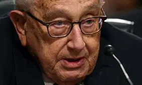 هنری کسینجر شمع کیک تولد ۱۰۰ سالگی خود را فوت کرد/ ویدئو

