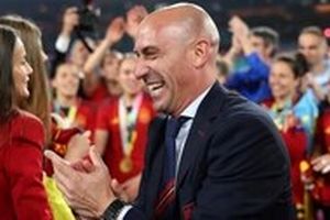 دفاع وودی آلن از رئیس فدراسیون فوتبال اسپانیا: تجاوز جنسی که نکرد، فقط یک بوسه زد