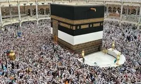 صف زائران برای دوخت پرده جدید خانه خدا/ ویدئو