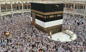 صف زائران برای دوخت پرده جدید خانه خدا/ ویدئو