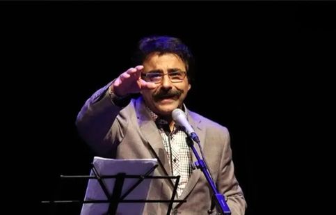 آواز علیرضا افتخاری در مراسم خاکسپاری مادر خود/ ویدئو