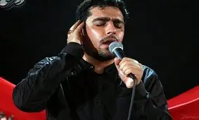لحظه اعلام خبر حضور رهبر انقلاب در مراسم  حسینیه امام خمینی(ره) در هیئت عبدالله‌بن‌حسن(ع)
