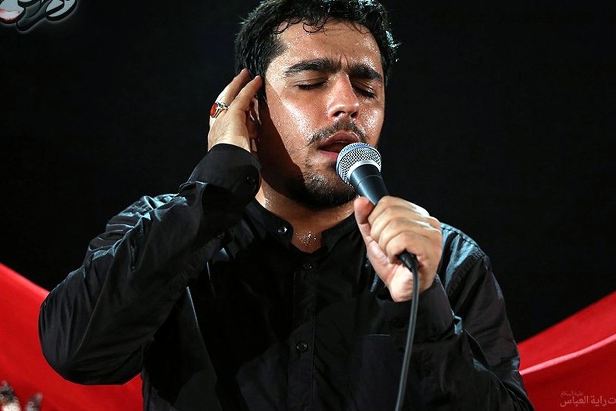 لحظه اعلام خبر حضور رهبر انقلاب در مراسم حسینیه امام خمینی(ره) در هیئت عبداللهبنحسن(ع)