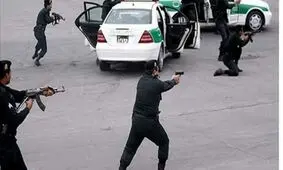 نجات معلم کرمانی با فداکاری مامور پلیس/ شرور مسلح چشم بسته شلیک می کرد