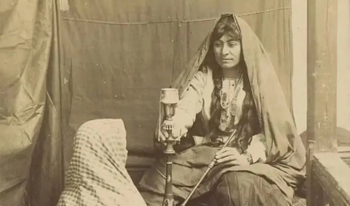 سفر در زمان؛ عکس‌های آتلیه‌ای دو زن ایرانی با یک ژست خاص؛ دوران قاجار 