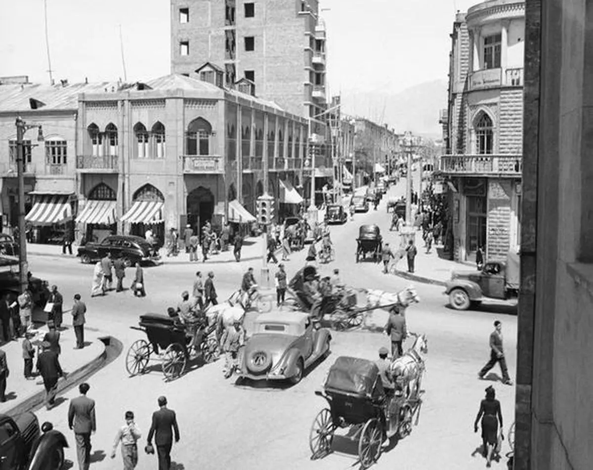 سفر در زمان؛ «خانم افسر راهنمایى و رانندگى» در حال جریمه یک خودرو در تهران؛ سال 56 