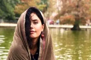 استایل خاص و بحث برانگیز الناز شاکردوست در مراسم اکران خصوصی فیلم “گوزن‌های اتوبان”