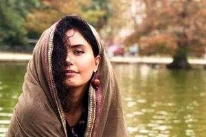 استایل خاص و بحث برانگیز الناز شاکردوست در مراسم اکران خصوصی فیلم “گوزنهای اتوبان”