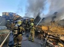 آتش‌سوزی گسترده یک کارگاه ۲۰۰۰ متری در جنوب تهران/ ویدئو