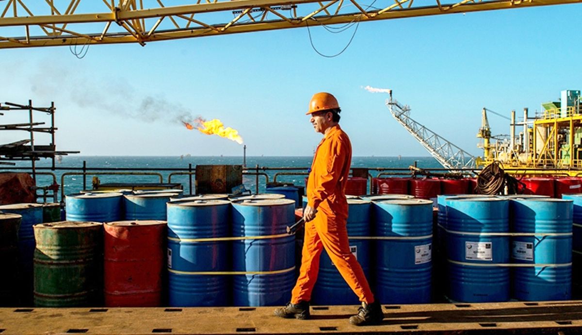 قرارگاه خاتم‌الانبیاء: با تهاتر نفت، پول را وارد پروژه‌ها می‌کنیم