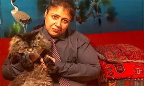 واکنش جالب مازیار لرستانی به دیدن یک گربه طلایی در حاشیه مراسم بزرگداشت گلاب آدینه/ ویدئو