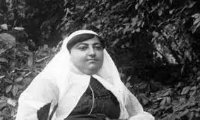 سفر به تاریخ؛ عکس یادگاری «مادر احمدشاه و گربه‌اش» در باغ 