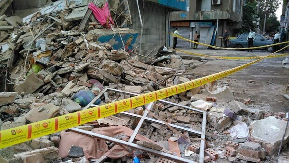 اولین حادثه برای دانش آموزان پس از بازگشایی مدارس/ ریزش دیوار روی ۳ دانشآموز/ ویدئو