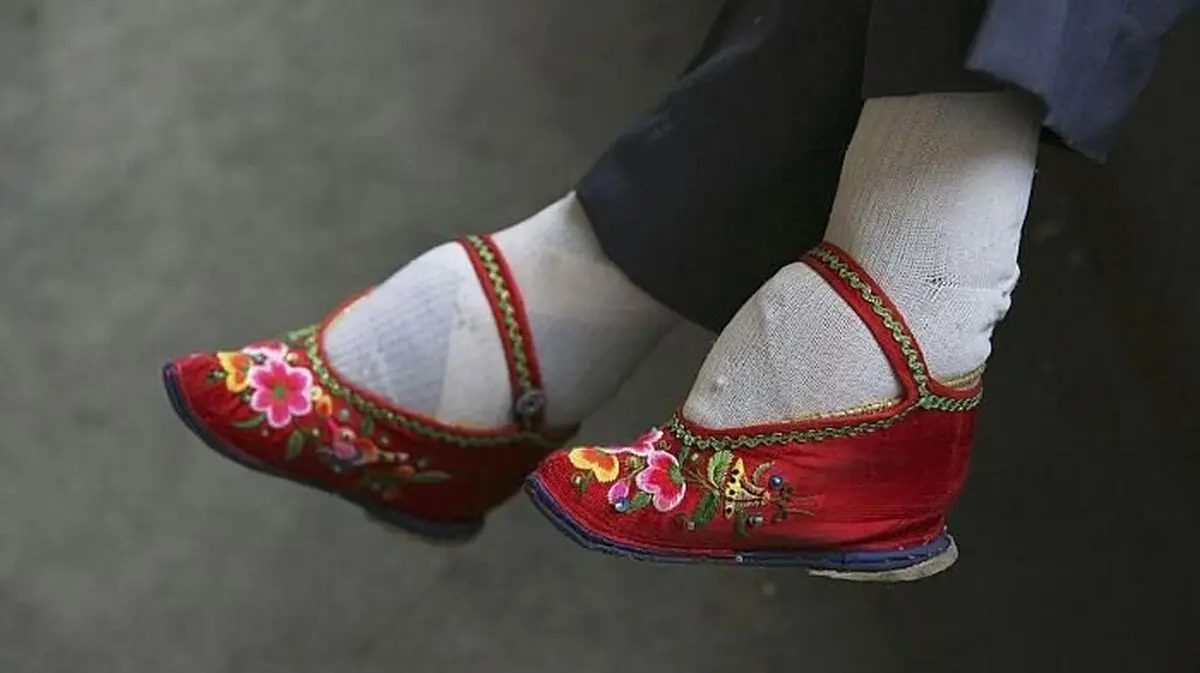 رسم عجیب کوچک کردن پای زنان در چین
