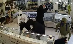 دزدی گروهی از جواهرفروشی در کالیفرنیا/ ویدئو