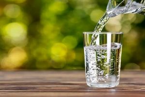 نوشیدن ۸ لیوان آب در روز یک فریب است؟!