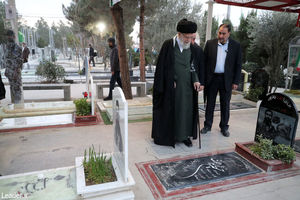 رهبر انقلاب اسلامی در مرقد امام خمینی(ره) و گلزار شهدا حضور یافتند/ عکس

