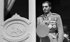 سفر در زمان؛ «محمدرضا پهلوی» با سبیل و در جریان یک بازدید؛ دهه 20/ تصاویر