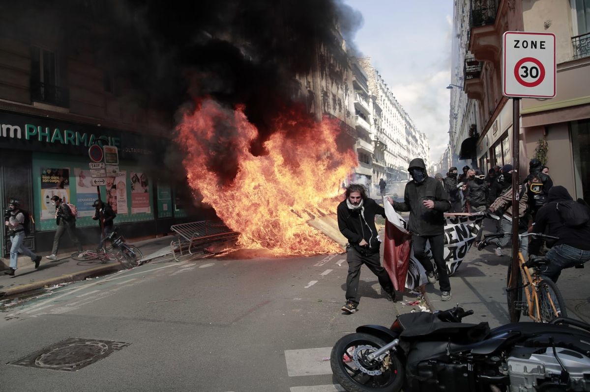 تظاهرات روز کارگر در پاریس با حضور جوانان سیاه‌پوش و دخالت پلیس به خشونت کشیده شد