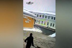 سقوط وحشتناک برف یک ساختمان روی مادر و کودک/ ویدئو