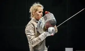 شمشیرباز زن آلمانی در اقدامی شجاعانه از رازی بزرگ پرده برداشت/ ویدئو

