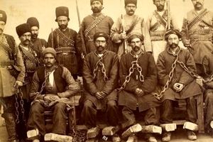 زندان قاجاری و زندانیانی که آفتاب گرفته‌اند/ عکس