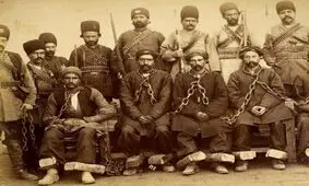 زندان قاجاری و زندانیانی که آفتاب گرفته‌اند/ عکس