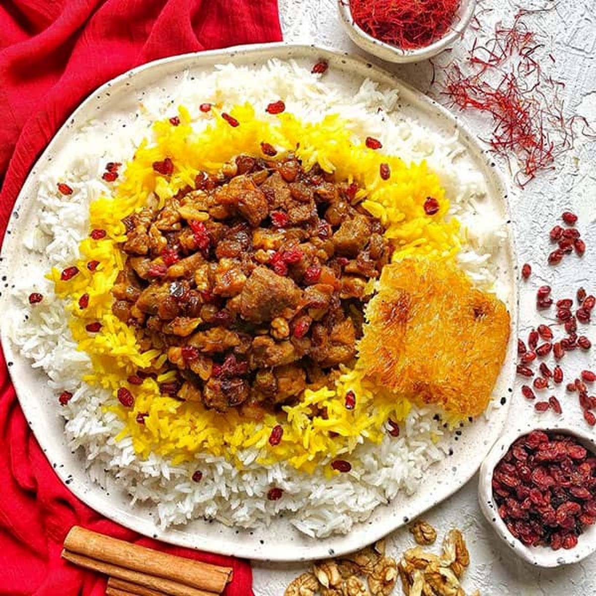 طرز تهیه گردو پلو با مرغ ریشریش؛ شیک و مجلسی