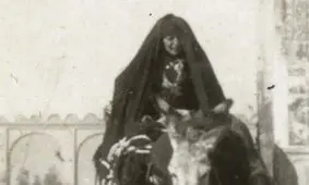 سفر در زمان؛ «زن تهرانی سوار بر الاغ» در حال عبور از دروازه؛ 100 سال قبل 