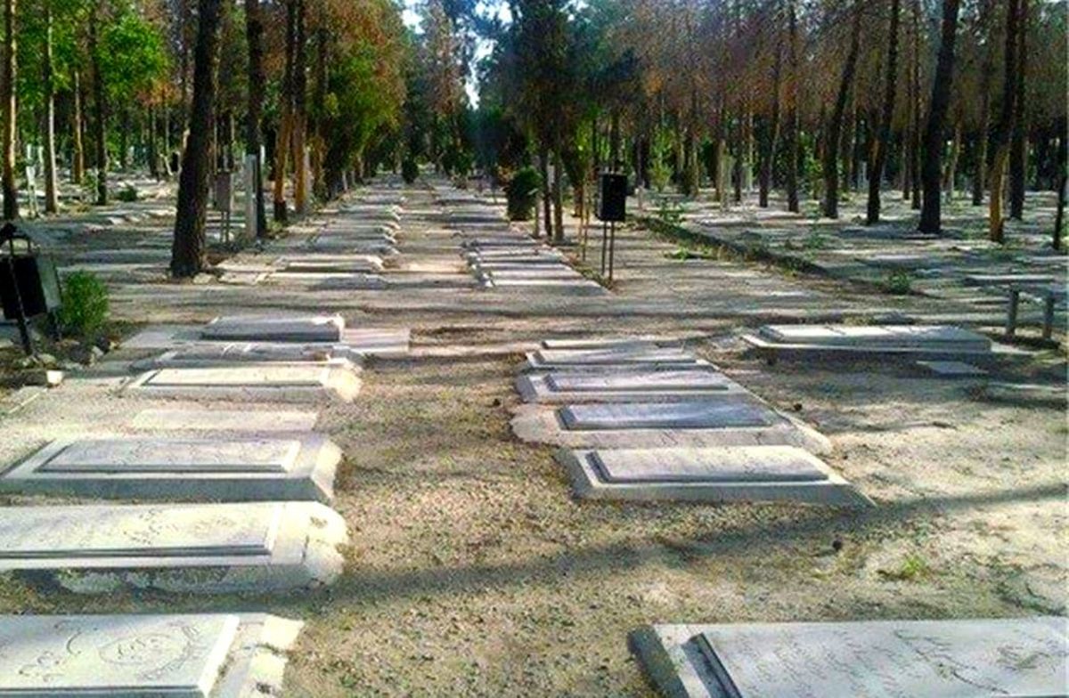 سرقت قاب‌های آلومینیومی قبرها در آرامستان آبادان/ ویدئو
