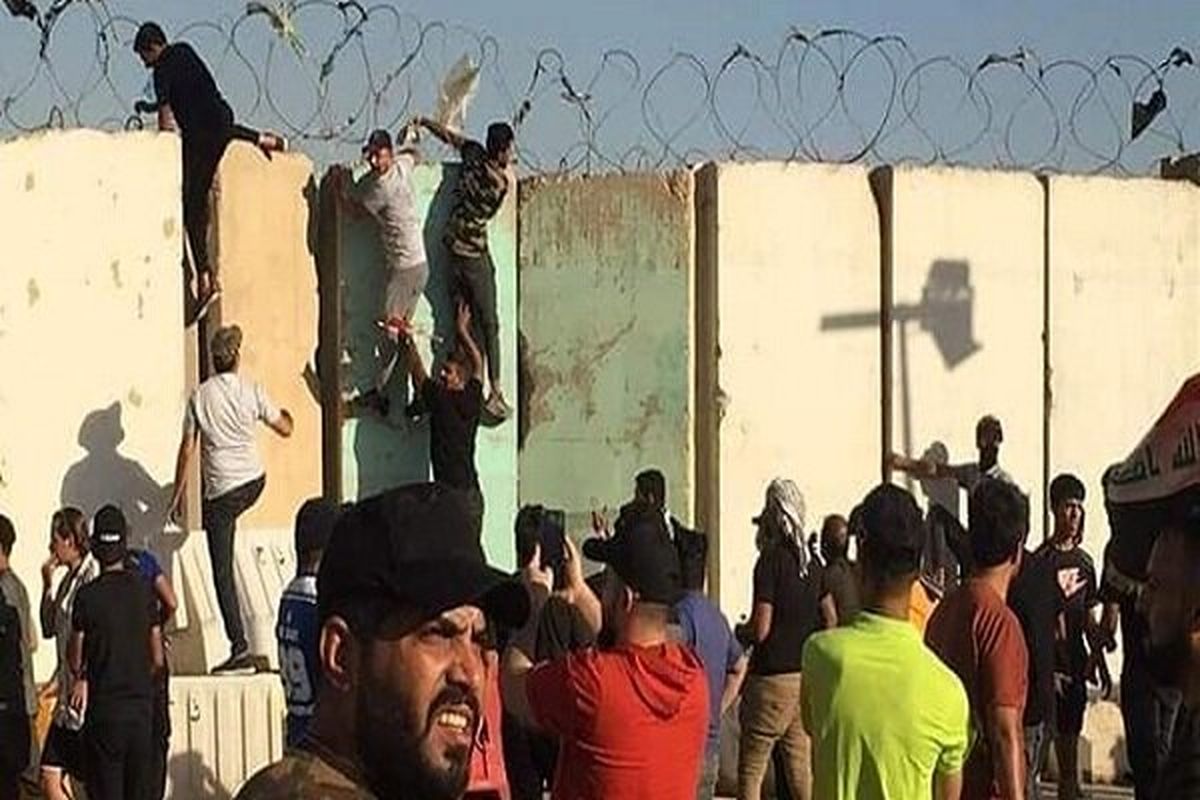 معترضان وارد پارلمان عراق شدند/ الکاظمی: منطقه سبز تخلیه شود