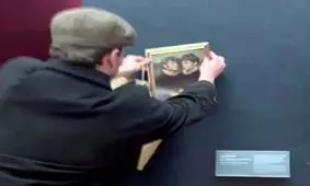  دو نفر عکس خودشان را در لوور به دیوار زدند